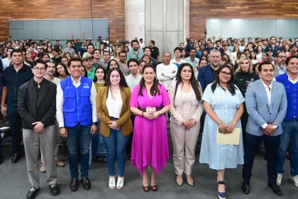 Otorga gobernadora 500 becas de movilidad internacional