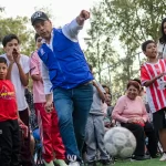 Rehabilita Leo cancha de futbol 7