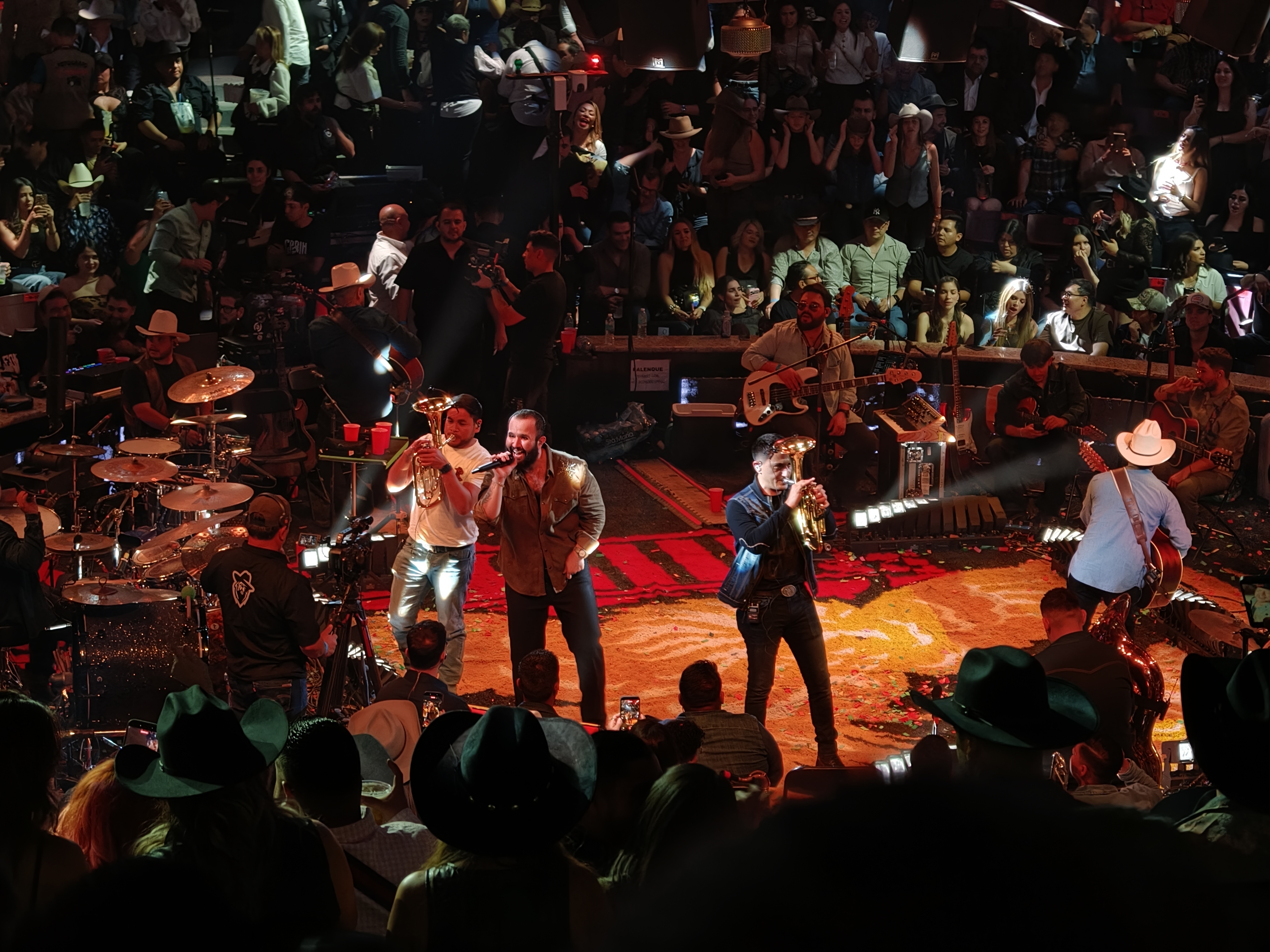 Carín León conectó de inmediato con el público hidrocálido. Foto: JLMNoticias / Hidrocálidodigital / Virginia Tovar.