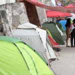 Advierten por los golpes de calor a quienes esperan días para ingresar al Foro de las Estrellas 2026