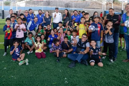 Alcalde entrega cancha de futbol 7 de pasto sintético