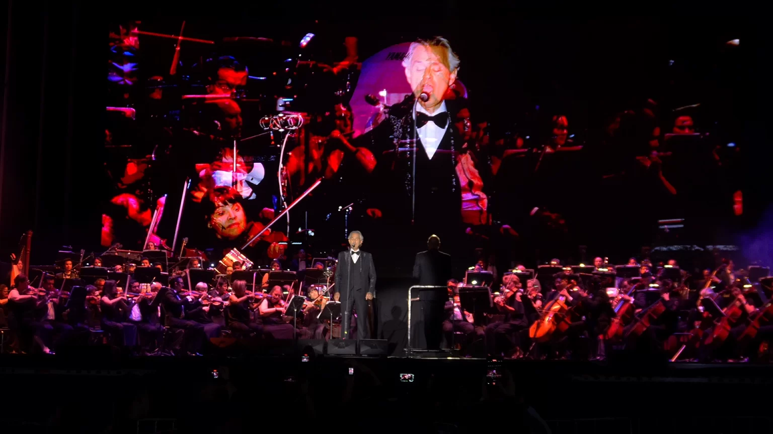 Andrea Bocelli protagoniza una noche sinfónica con lleno total en el Foro de las Estrellas