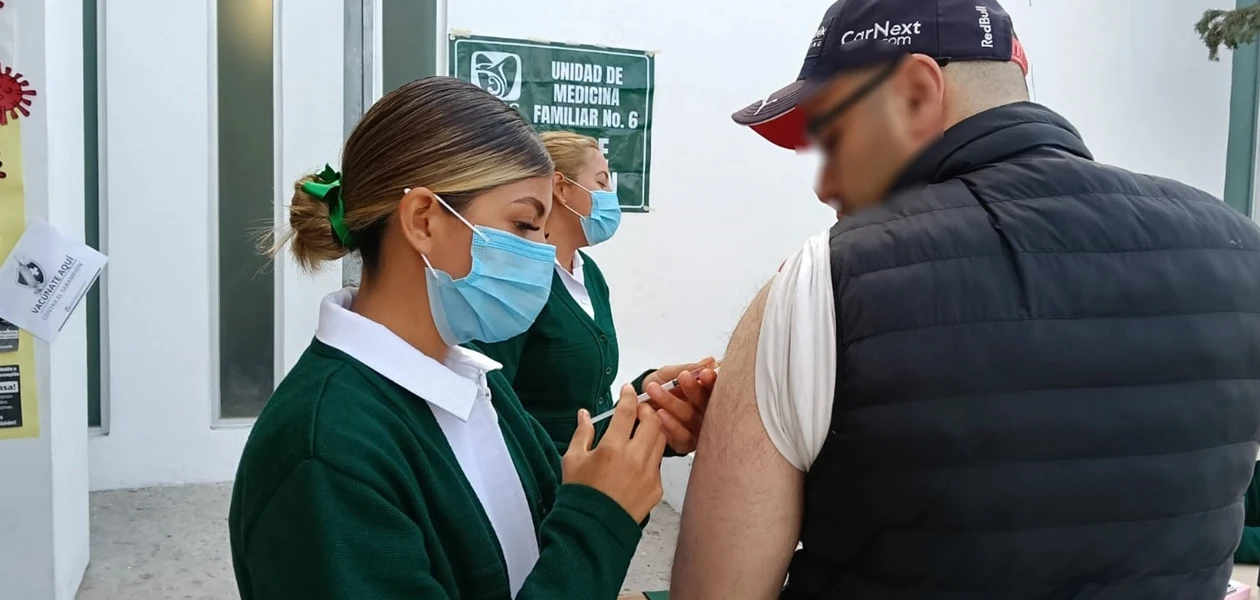 Corrigen decisión criminal de AMLO en vacunación