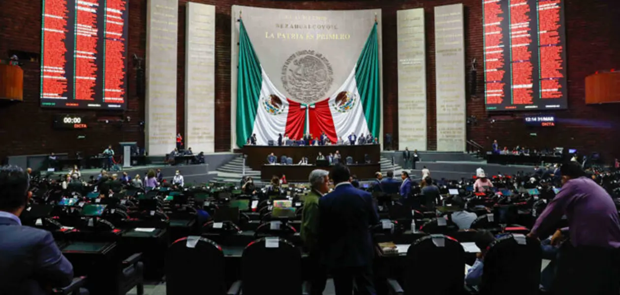 En plena discusión del Plan B, captan a morenista viendo box en su celular 1