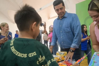 Festeja Montañez a niños de los Centros de Infancia Feliz