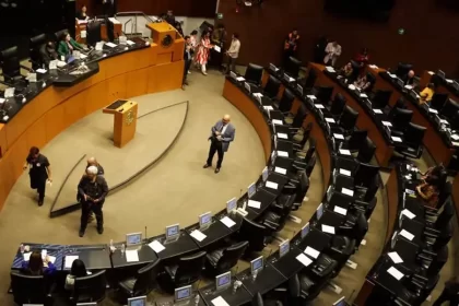 Protestan con bote de chapopote en el Senado