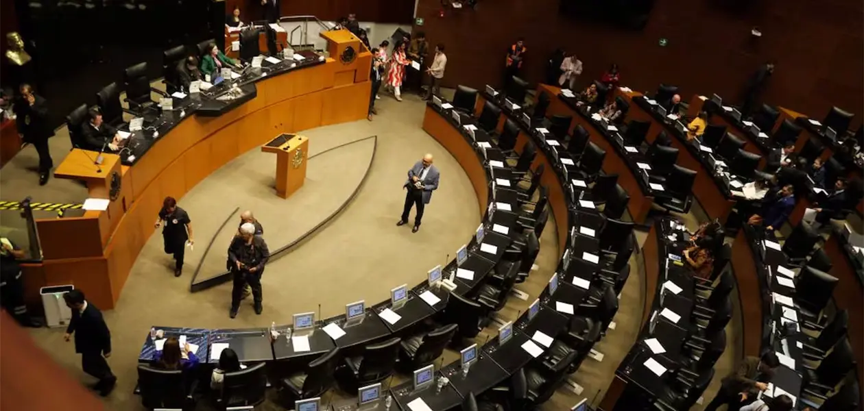 Protestan con bote de chapopote en el Senado