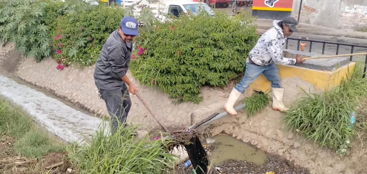 Refuerza Leo Montañez aseo preventivo en el canal de la colonia Estrella 5