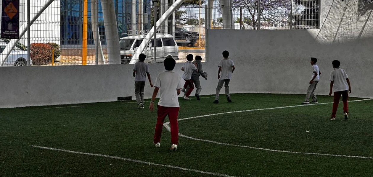 Rehabilita Leo la cancha de futbol 7 en Canal Interceptor 1