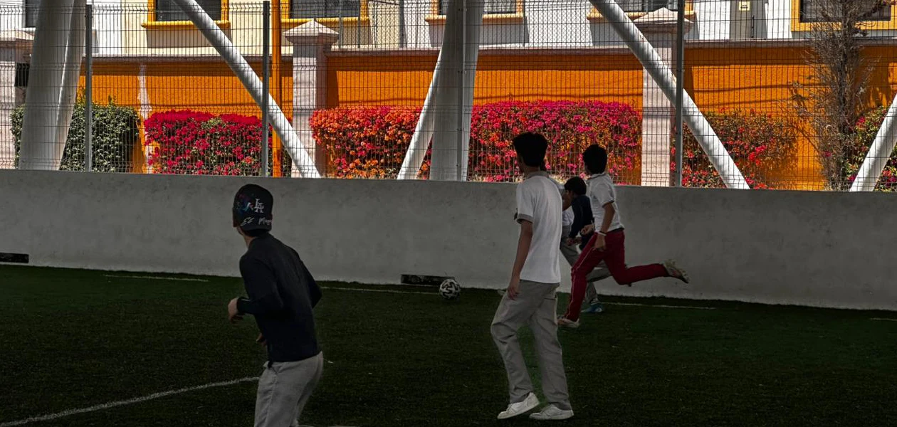 Rehabilita Leo la cancha de futbol 7 en Canal Interceptor 2