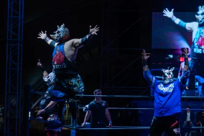 Lucha libre desata euforia en el Foro de las Estrellas de la FNSM2026 con Copa Aguascalientes y reto máscara contra máscara