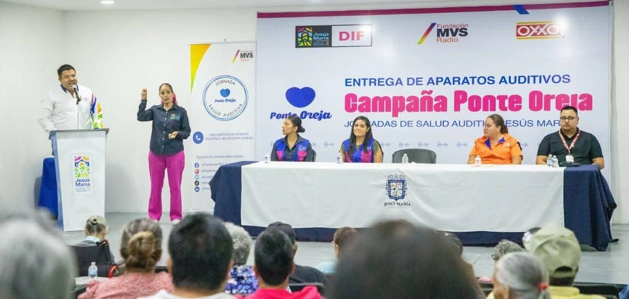 Alcalde de Jesús María entrega aparatos auditivos 1
