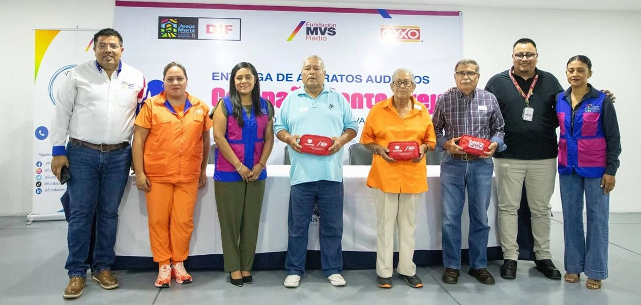 Alcalde de Jesus Maria entrega aparatos auditivos 2
