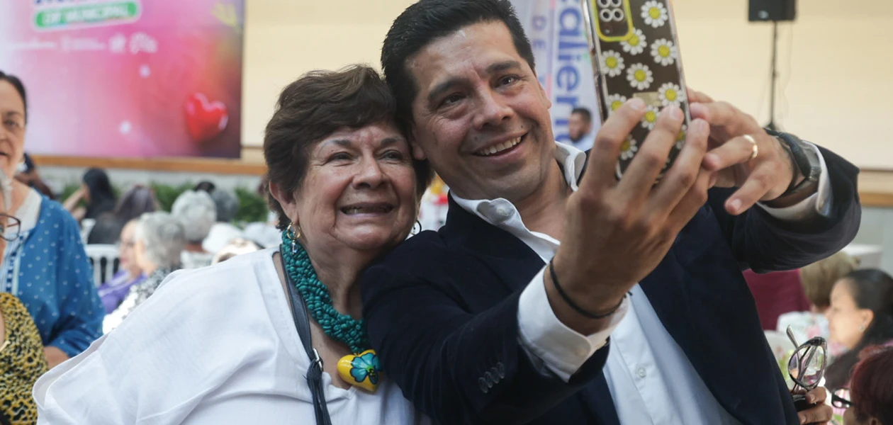 Celebra Leo el Día de la Madre con adultos mayores del DIF Municipal