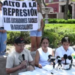 Denuncian colectivos detención injustificada del joven Carlos Darío
