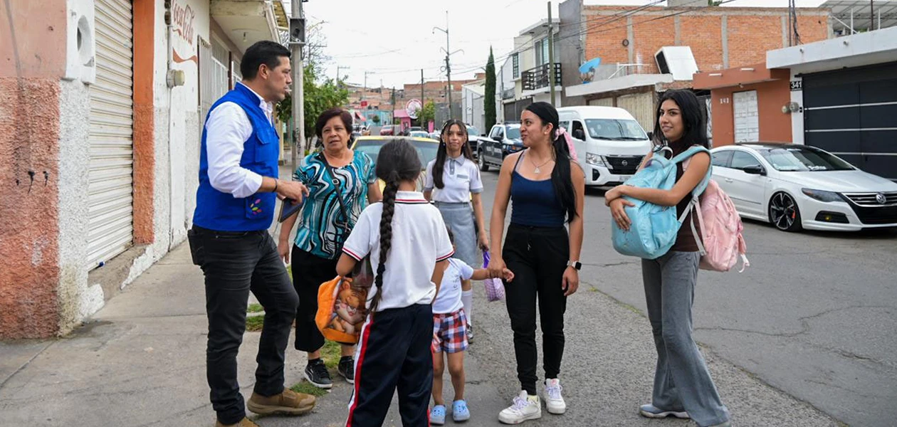 Recorre Leo calles del fraccionamiento Guadalupe Peralta