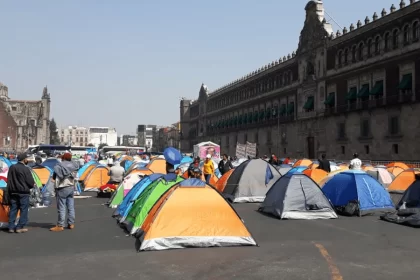 Sin lograr acuerdos, la CNTE amplía plantón