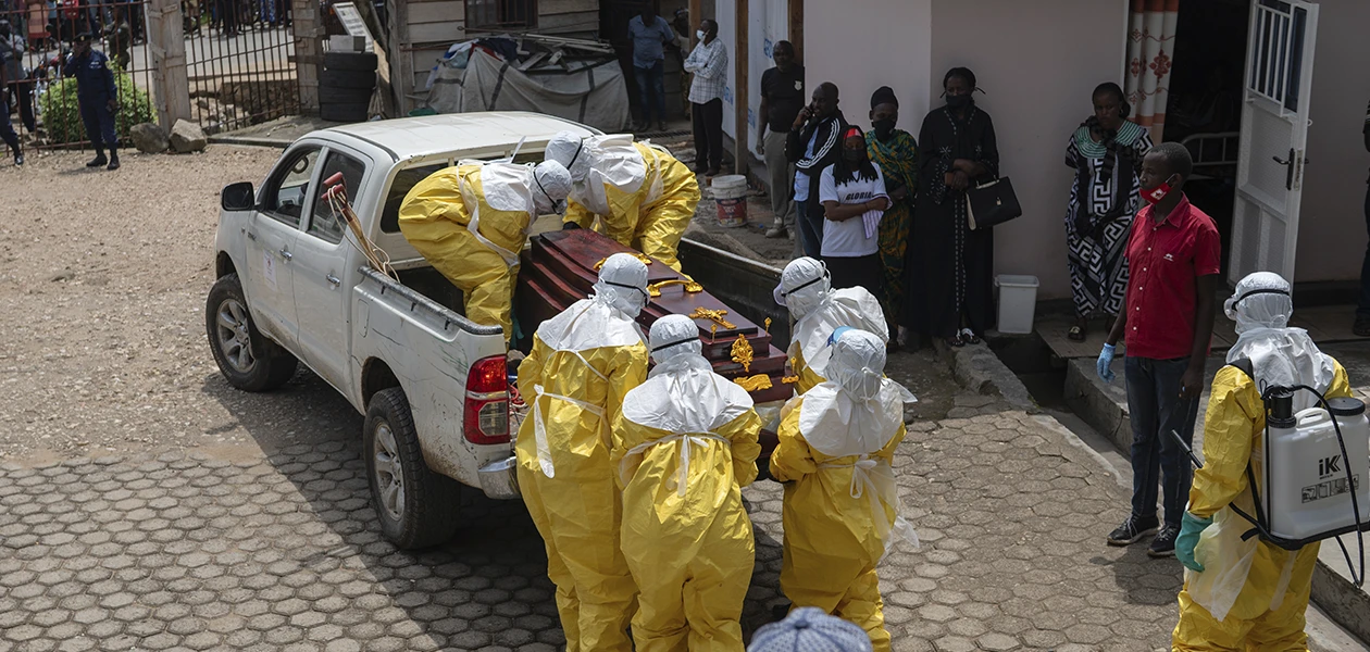 Suman mas de 900 casos de Ebola