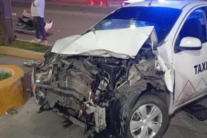 Taxi se embarra contra un camión