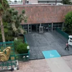 Falso técnico engaña a empleados del IMSS y se lleva celulares