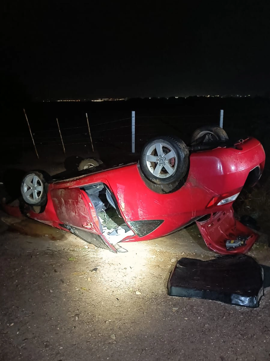 Hallan vehiculo volcado en San Francisco de los Romos 2
