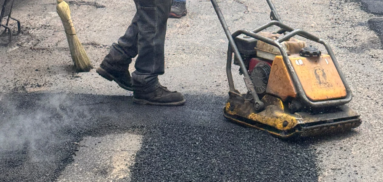 Intensifican labores de bacheo en la capital