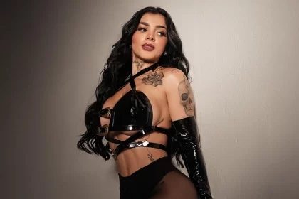 Le duele a Karely Ruiz, se arregló la defensa