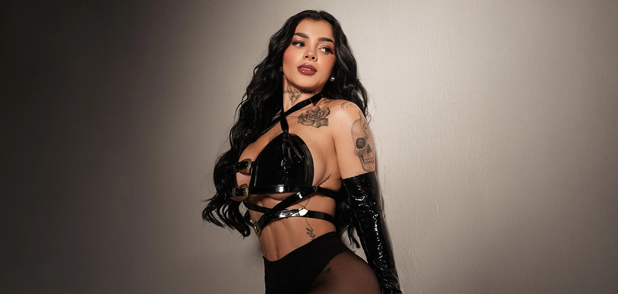 Le duele a Karely Ruiz, se arregló la defensa
