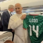 León XIV posa con la verde de México