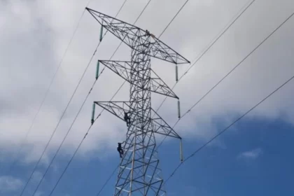 Locote se trepa a una torre de alta tensión 1