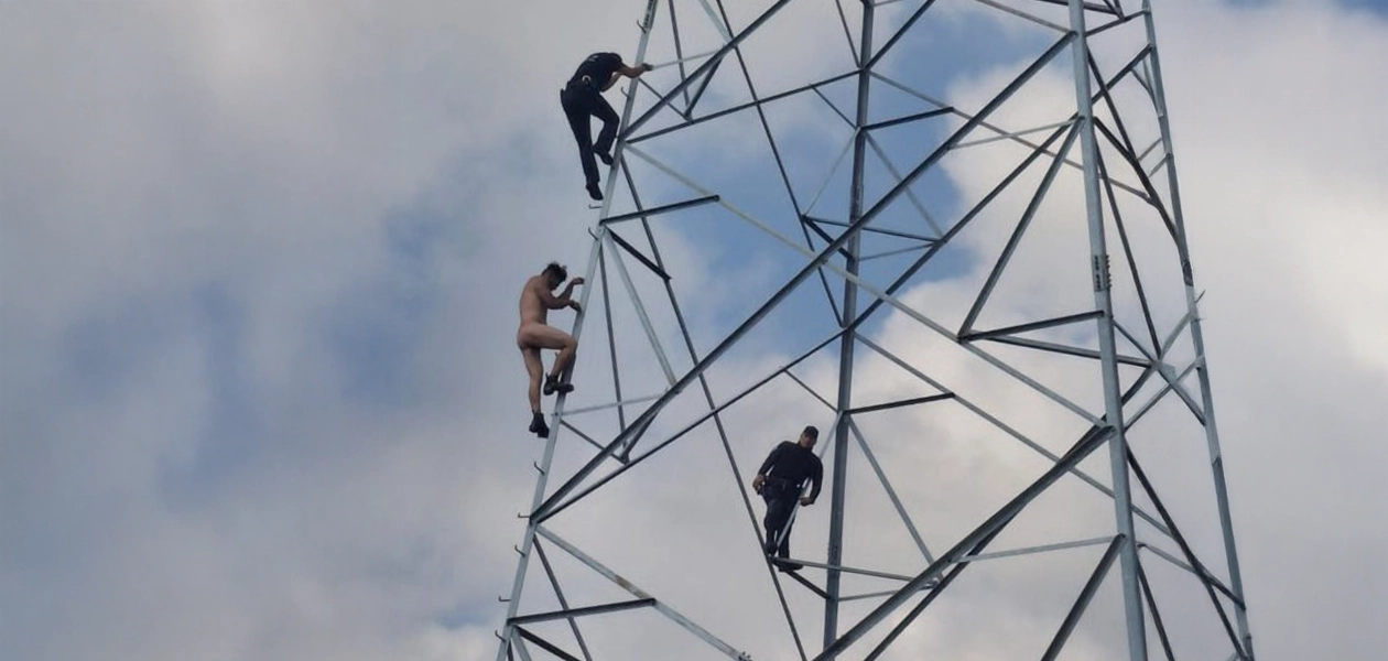 Locote se trepa a una torre de alta tension 2