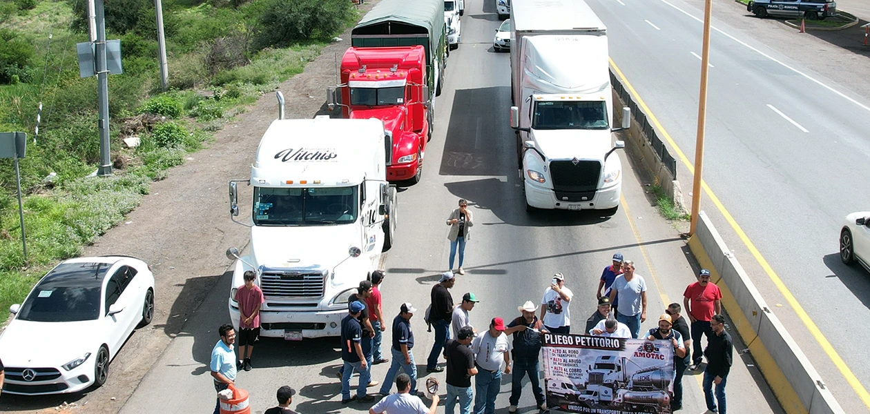 Toman transportistas la carretera 45 Sur
