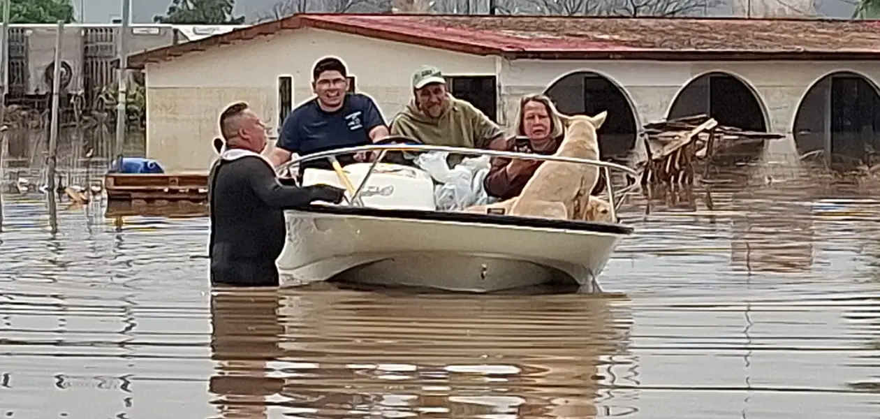 Trabajadores y sus mascotas fueron rescatados de inundación