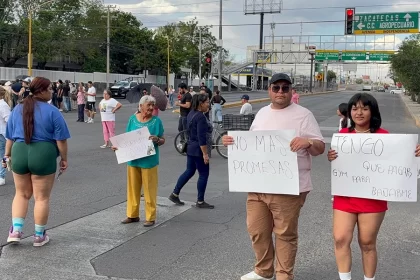 Vecinos bloquean Primer Anillo e Indecencia por falta de agua