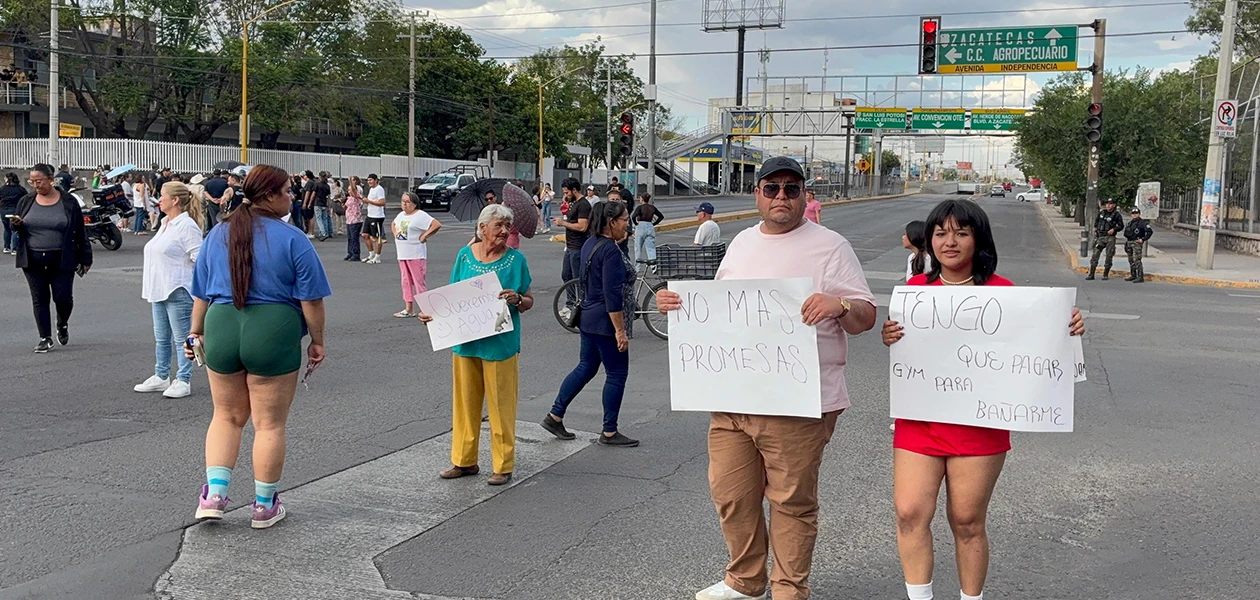 Vecinos bloquean Primer Anillo e Indecencia por falta de agua