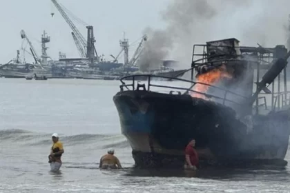 Voraz incendio consume decenas de barcos en Ecuador