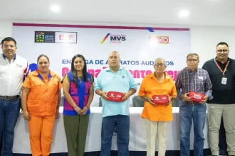Alcalde de JM entrega aparatos auditivos