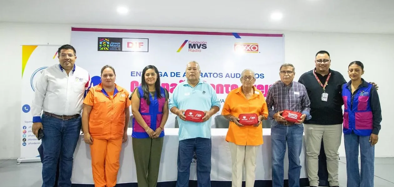 Alcalde de JM entrega aparatos auditivos