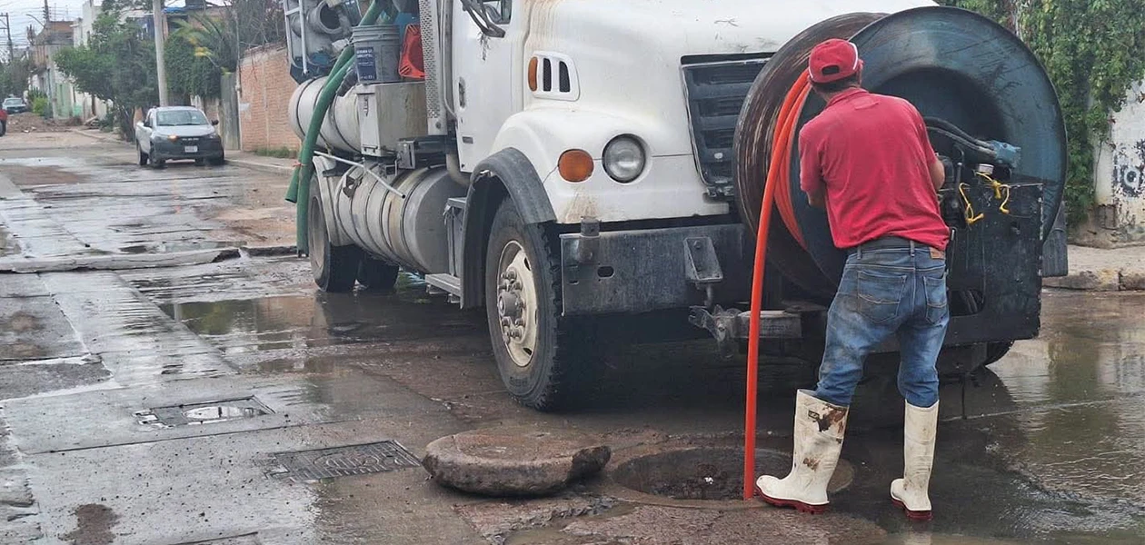 Baches ya dañaron vehículos en la capital