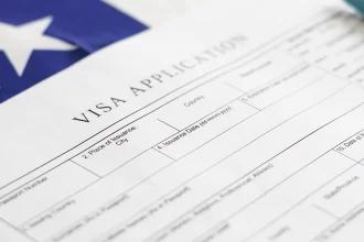 Busca limitar duración de visas a estudiantes y periodistas