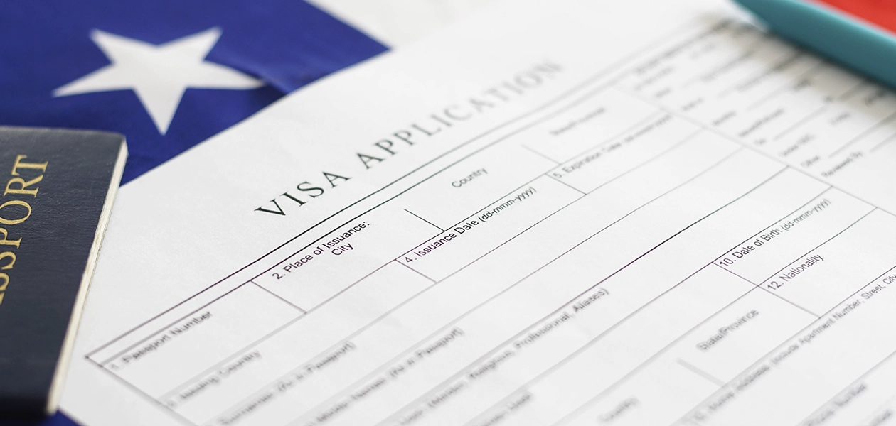 Busca limitar duración de visas a estudiantes y periodistas