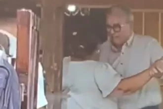 Captan a Rubén Rocha Moya durante una visita a Badiraguato, bajo resguardo militar