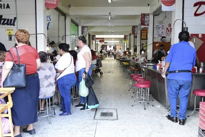Clausuran birriería por tirar basura al drenaje
