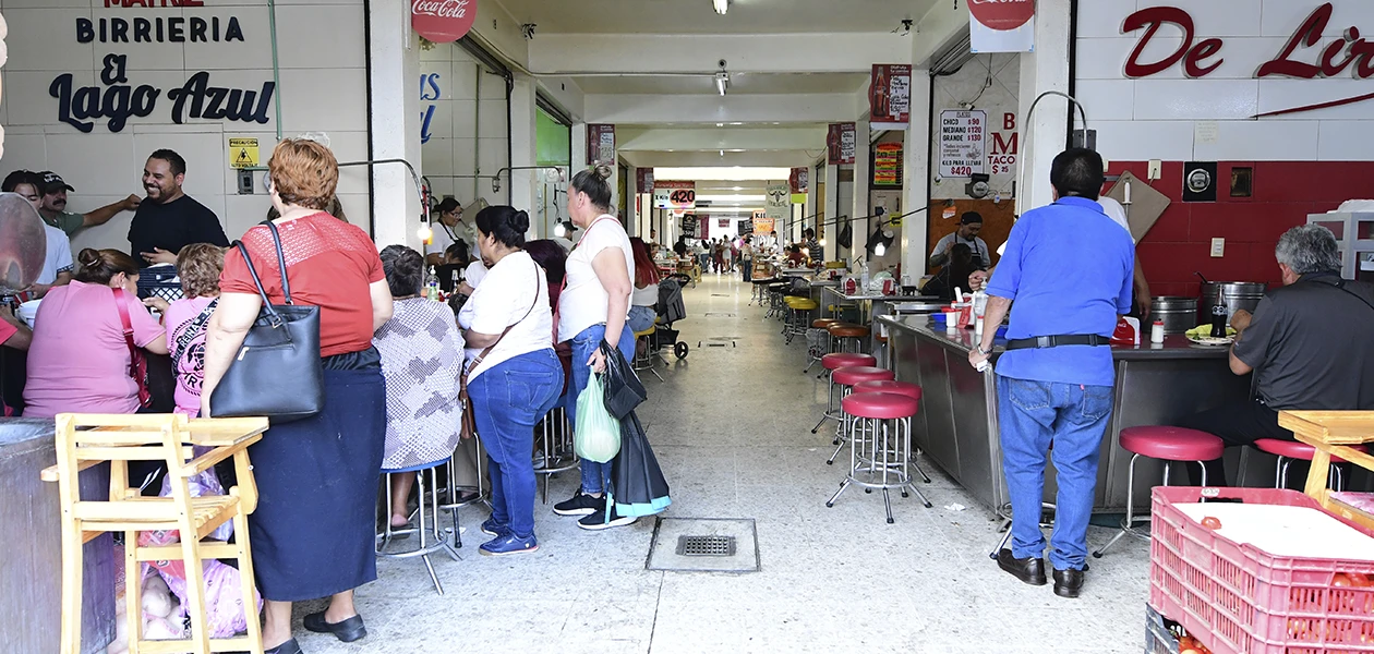 Clausuran birriería por tirar basura al drenaje