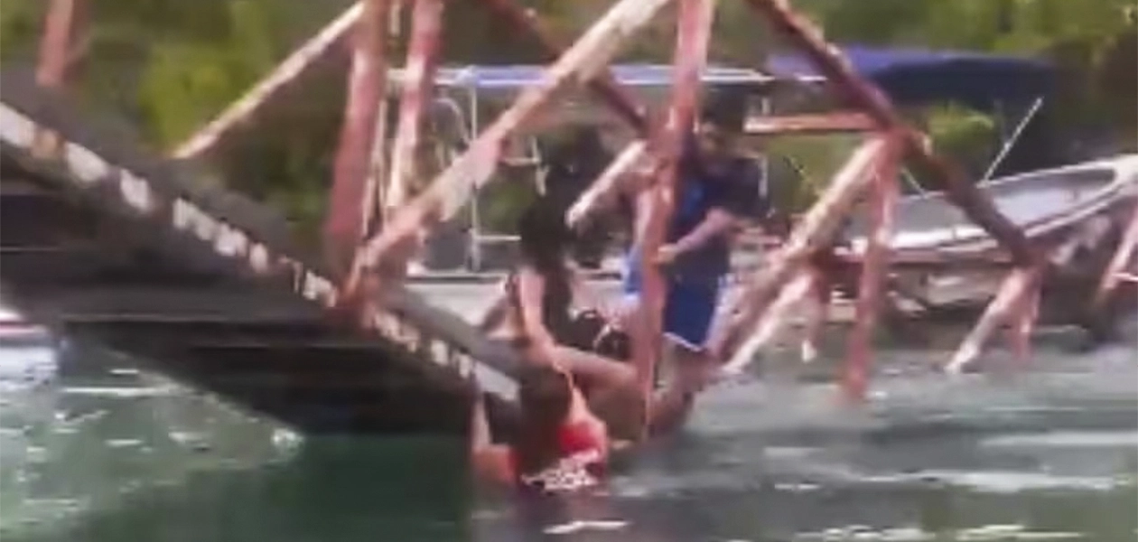 Colapsa puente peatonal en playa La Boquita de Manzanillo