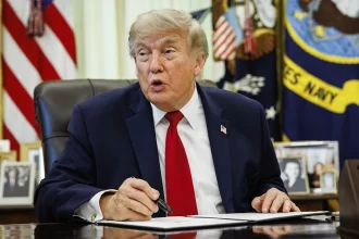 Corte Suprema frena orden de Trump y mantiene la ciudadanía por nacimiento