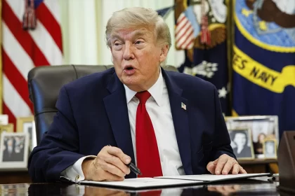 Corte Suprema frena orden de Trump y mantiene la ciudadanía por nacimiento