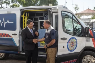 Edil de JM entrega ambulancia equipada