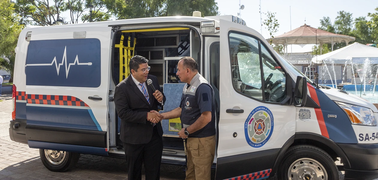 Edil de JM entrega ambulancia equipada