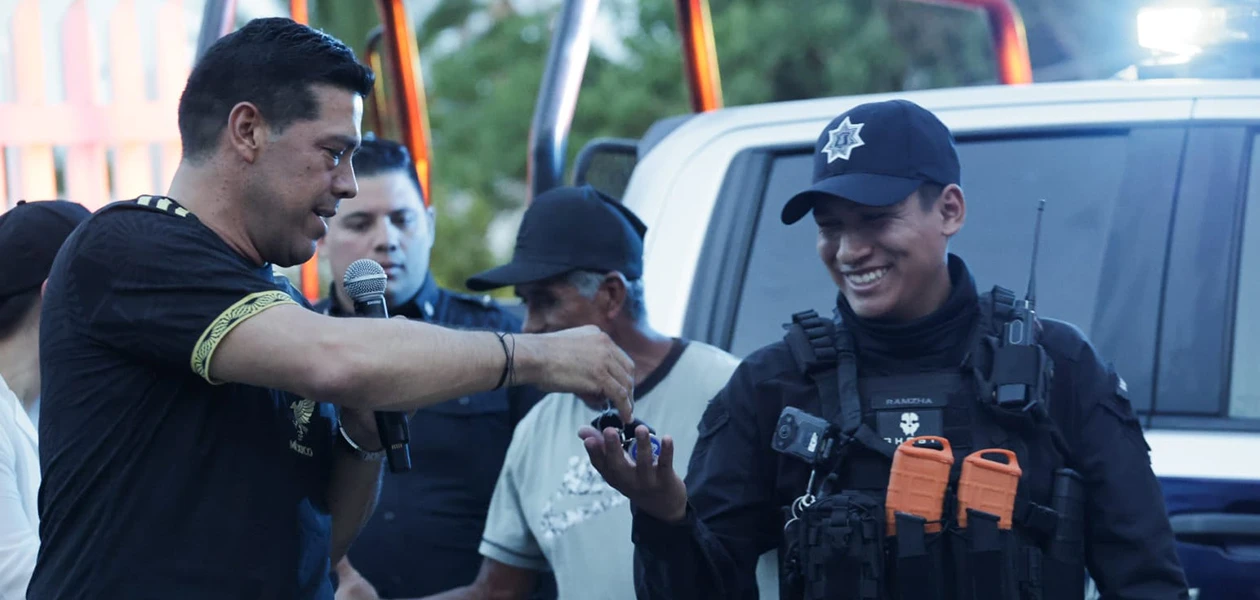 Entrega Leo nueva patrulla para el fraccionamiento Palomino Dena